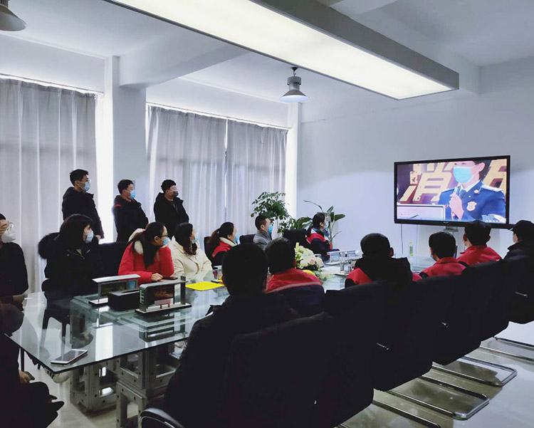 榮大公交候車亭廠家組織員工觀看復(fù)工消防公開課配圖二