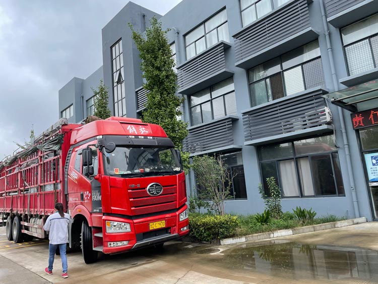 榮大供應鹽城現(xiàn)代公交候車亭發(fā)貨第七批