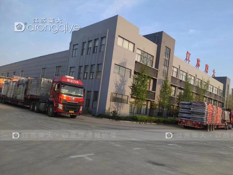 河南公交站臺兩車齊發